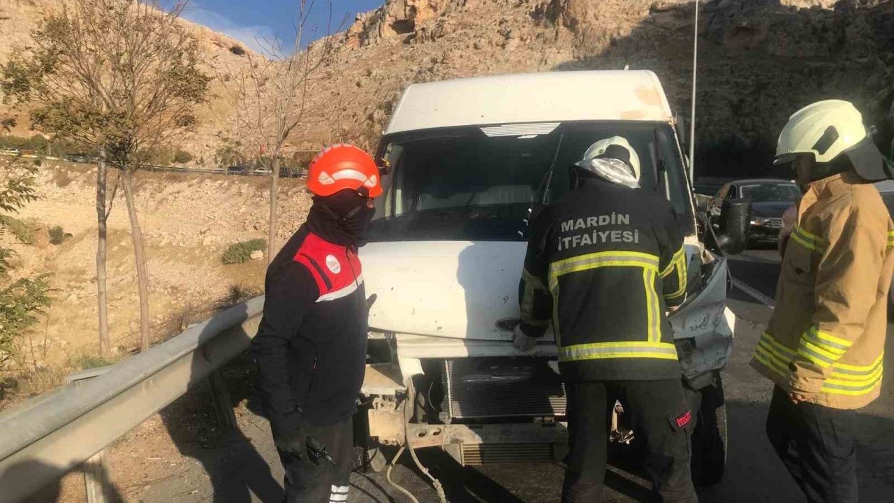 Mardin’de bariyerlere çarpan minibüsün sürücüsü yaralandı