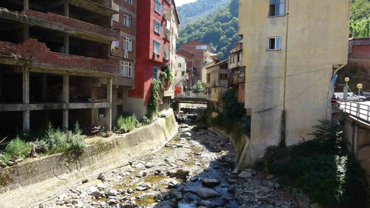 Doğu Karadeniz’de dere yataklarındaki yapılaşma tehlike oluşturuyor