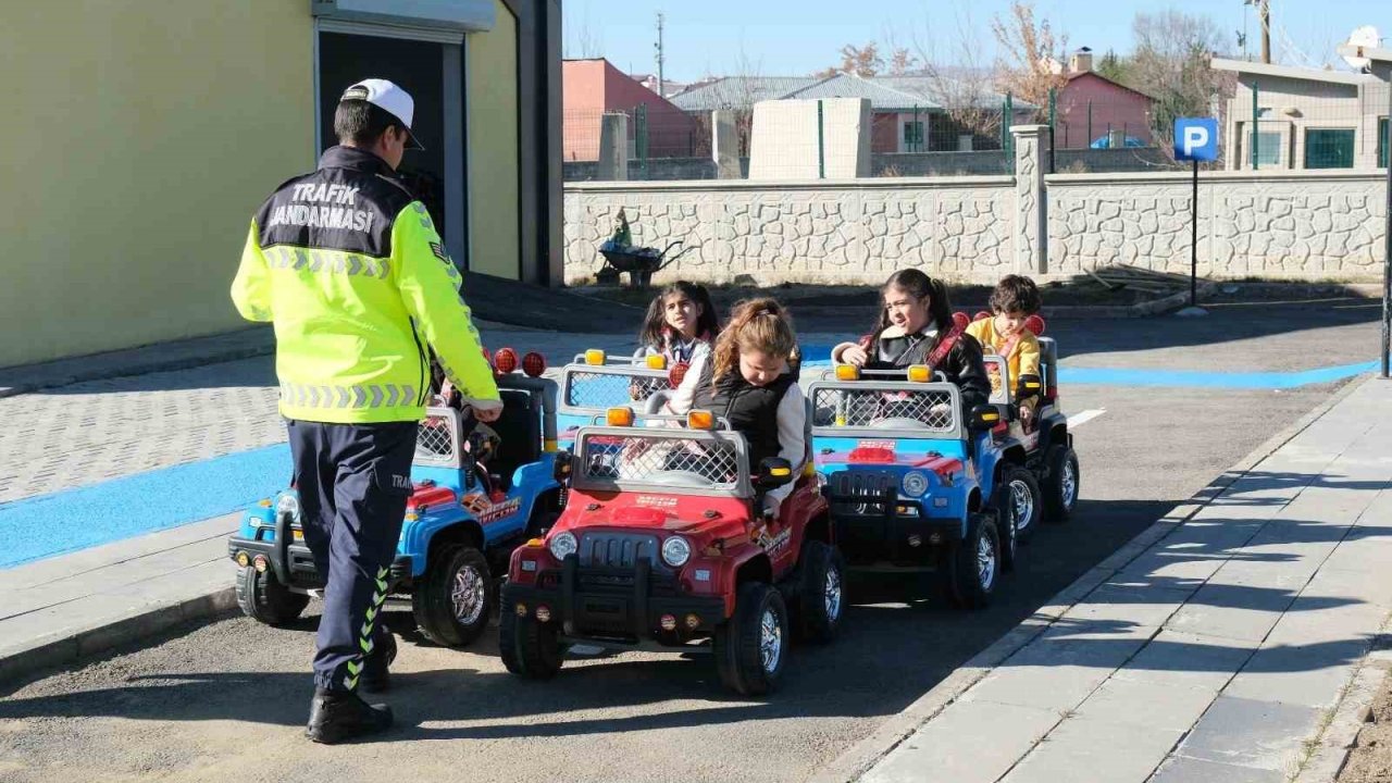 Ağrı’da çocuklar trafik kurallarını eğlenerek öğreniyor