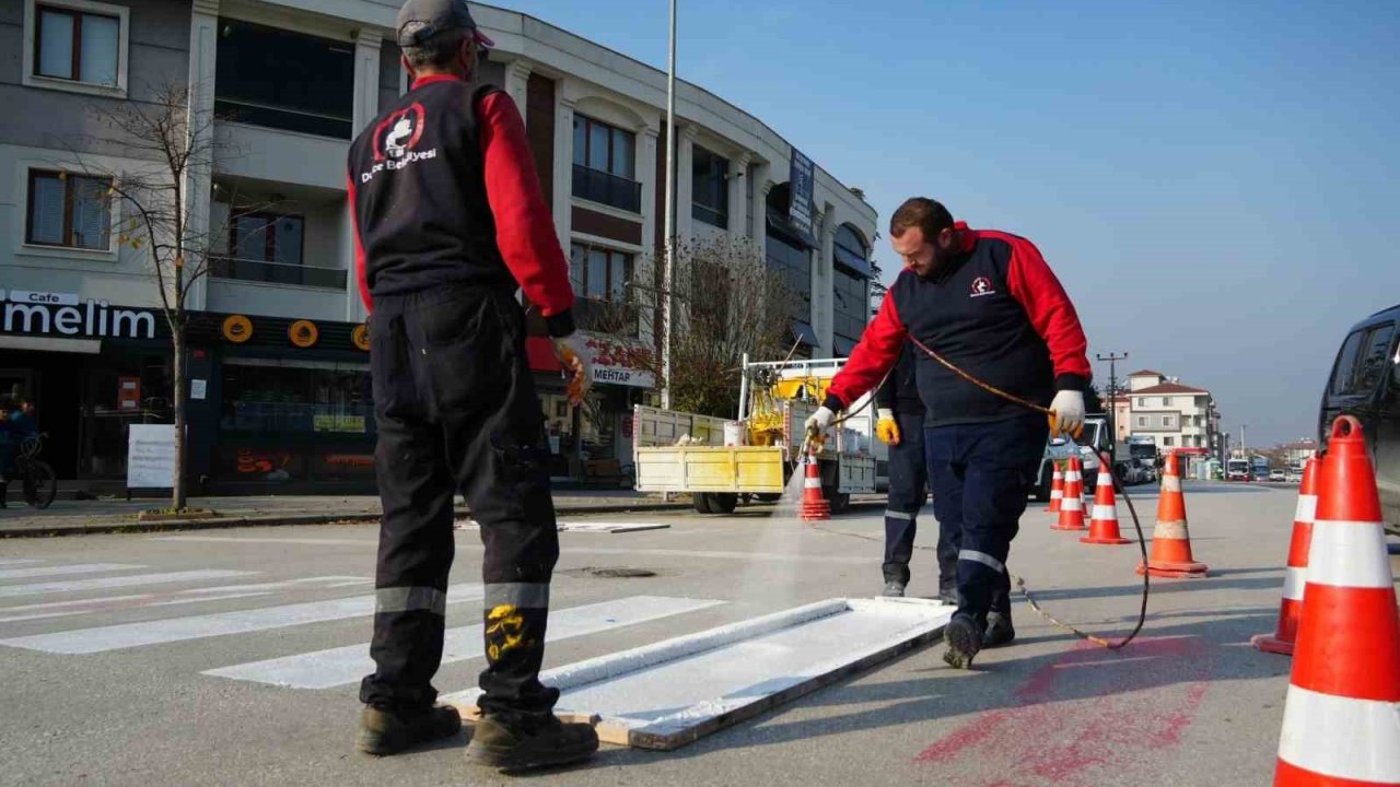 Düzce’de yaya çizgileri yenilendi