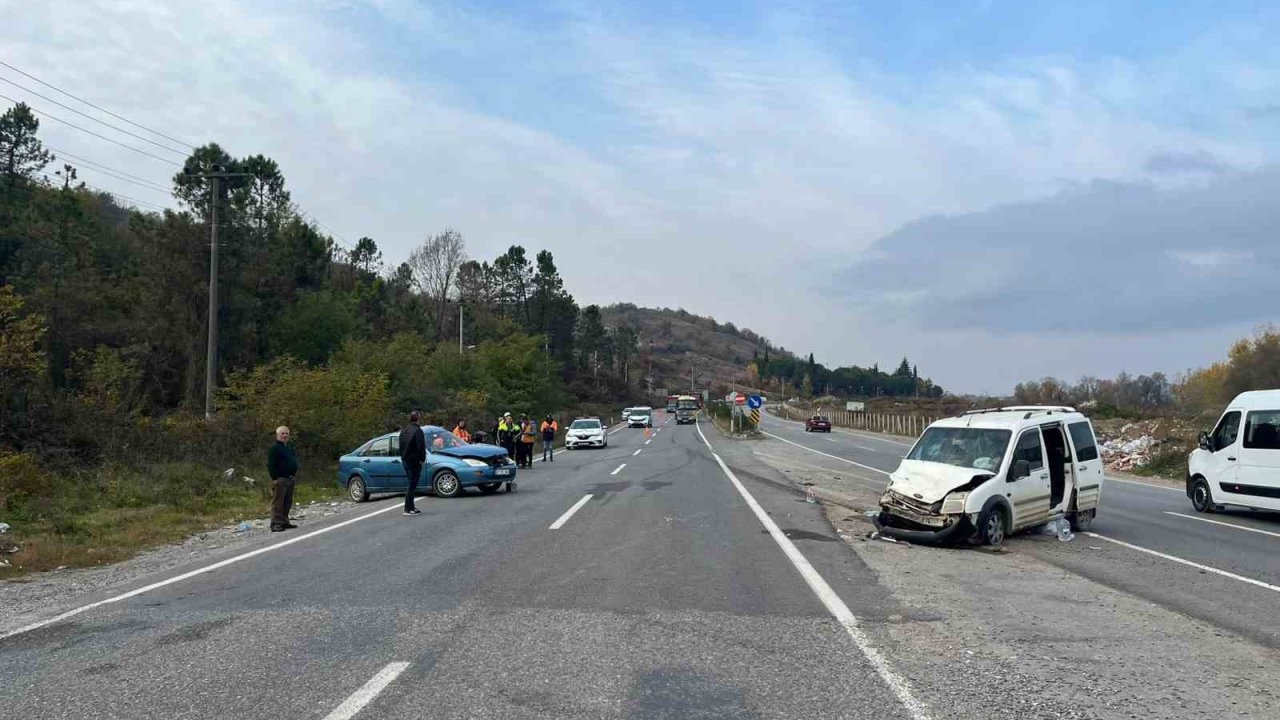 "U" dönüşü yapan otomobil hafif ticari araçla çarpıştı: 6 yaralı