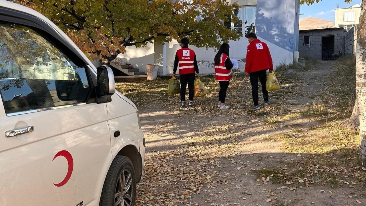 Kızılay’dan ihtiyaç sahibi ailelere kıyafet ve gıda desteği