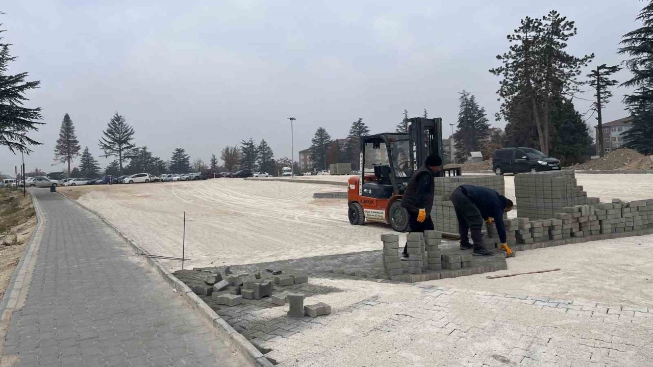 Yunus Emre Devlet Hastanesi’nin otoparkında yenileme çalışması yapılıyor