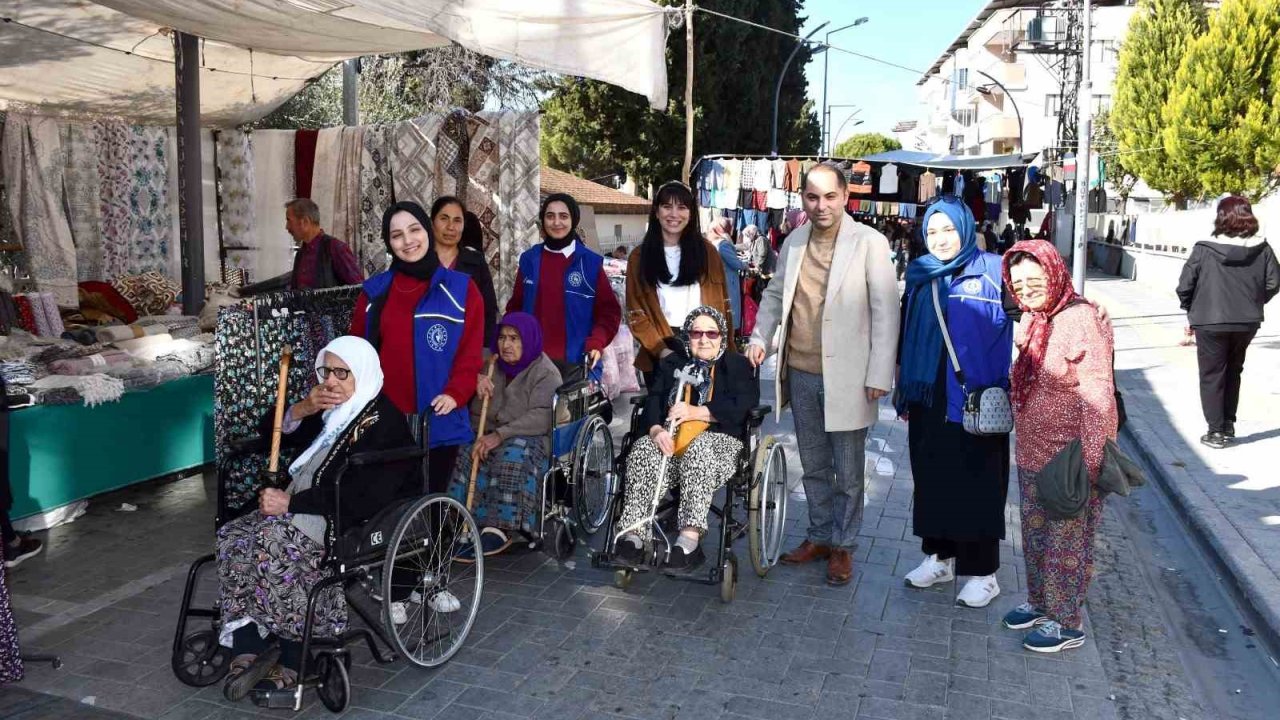 Huzurevi sakinleri gönüllüler eşliğinde pazarda alışveriş yaptı