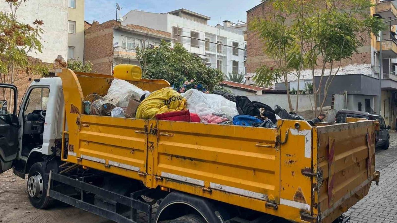 Efeler’deki evden 2 kamyon çöp çıktı