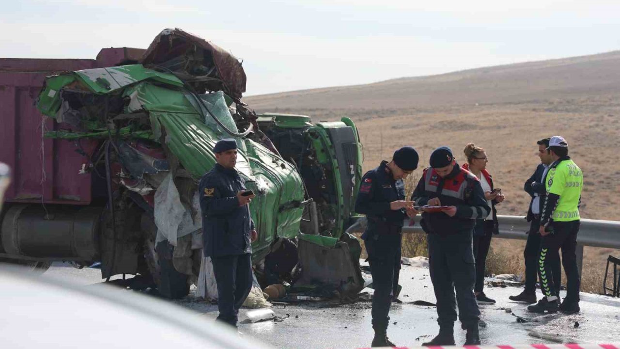 Kamyonların kafa kafaya çarpıştığı kazada hayatını kaybeden sürücülerin kimlikleri belli oldu