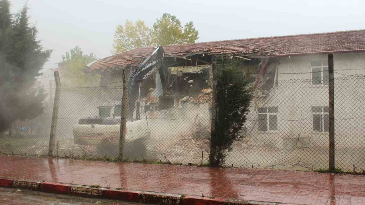 Türkeli’nin ilk lisesi olan 60 yıllık okulun yıkımına başlandı