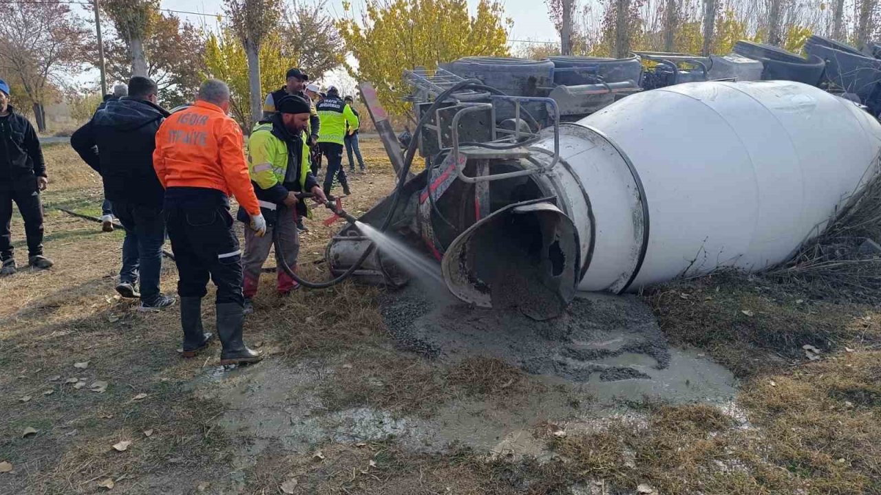 Devrilen beton mikseri içindeki beton boşaltılarak kaldırıldı