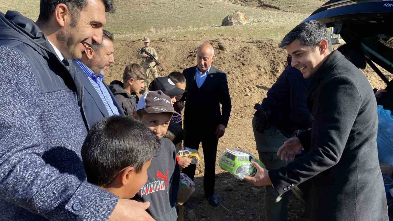 Hamur Kaymakamı Mahir, köy ziyaretlerinde vatandaşlarla buluştu