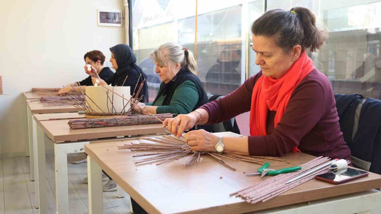 Atıklar ilham veren ellerde ‘sanat’ olarak hayata dönüyor