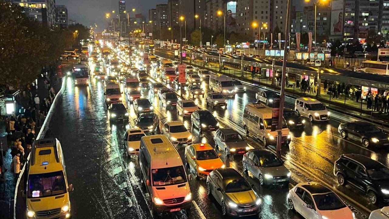 İstanbul’da haftanın son gününde trafik yüzde 90’a ulaştı