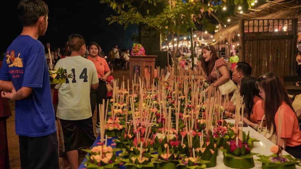 Tayland "Yüzen Fener Festivali" ile renklendi