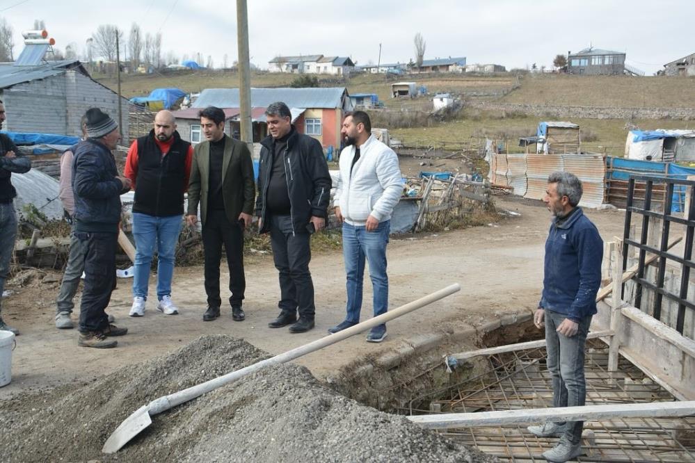 Sarıkamış'ta menfez ve su deposu inşaatı devam ediyor