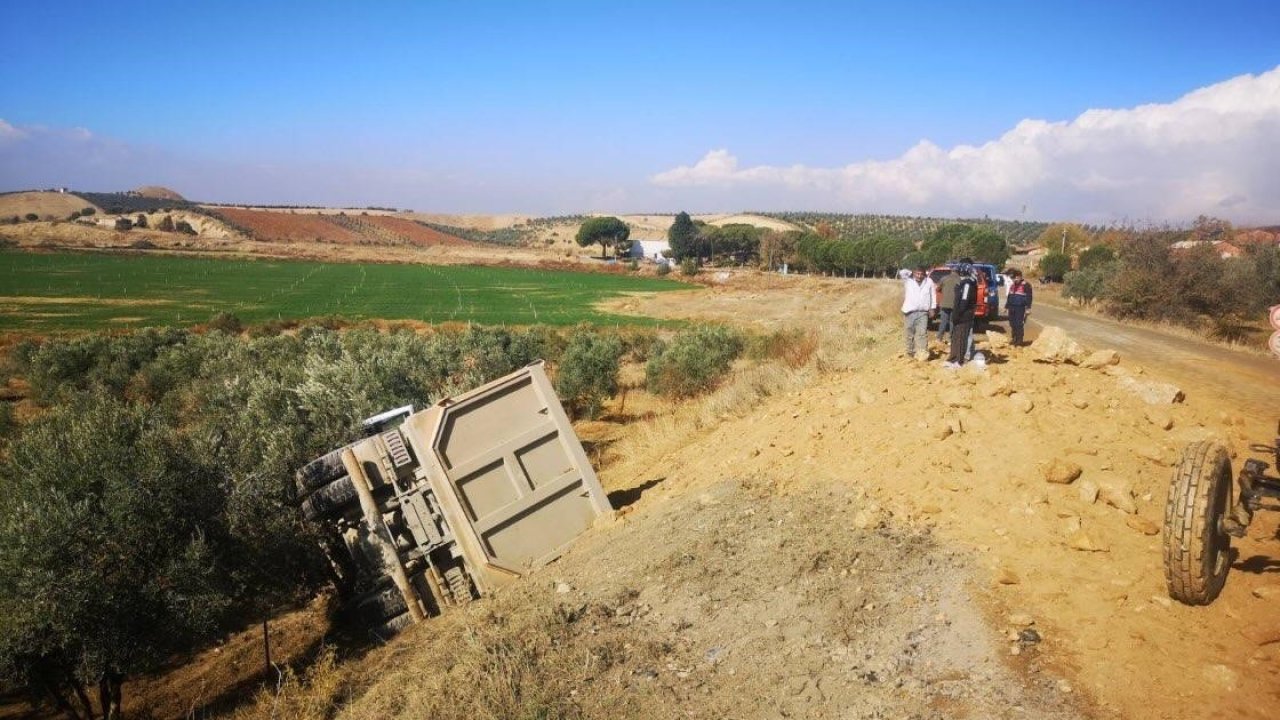 Manisa’da toprak yüklü kamyon zeytin bahçesine devrildi: 1 yaralı