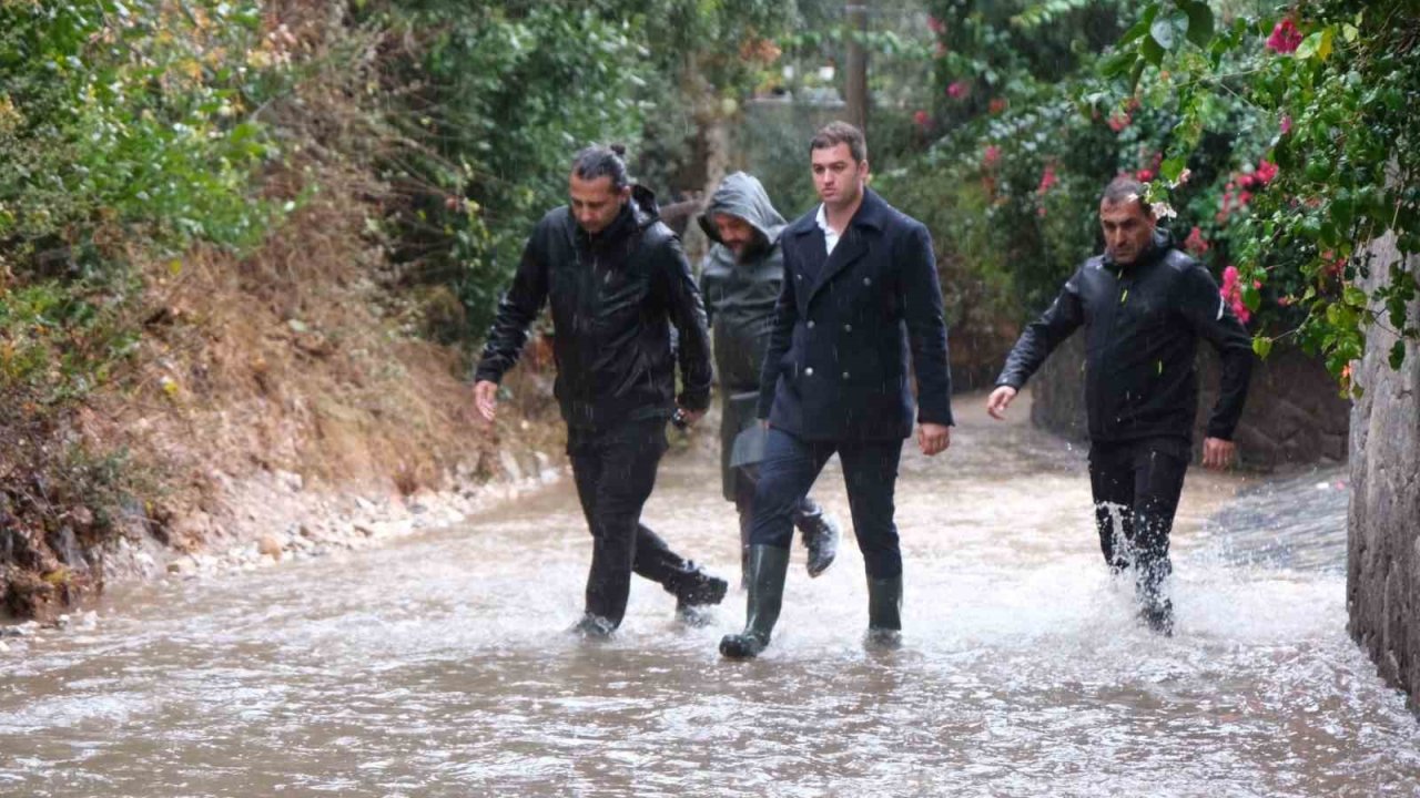 Belediye ekiplerinden yağmur mesaisi