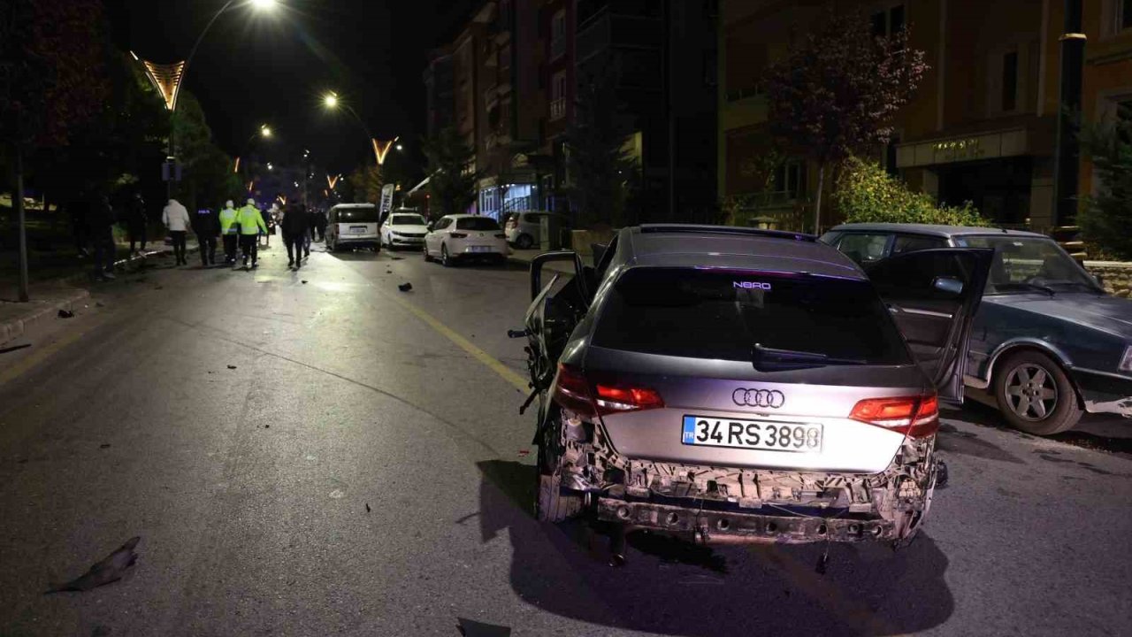 Alkollü sürücü 4 araca çarparak durabildi: O anlar güvenlik kameralarına yansını