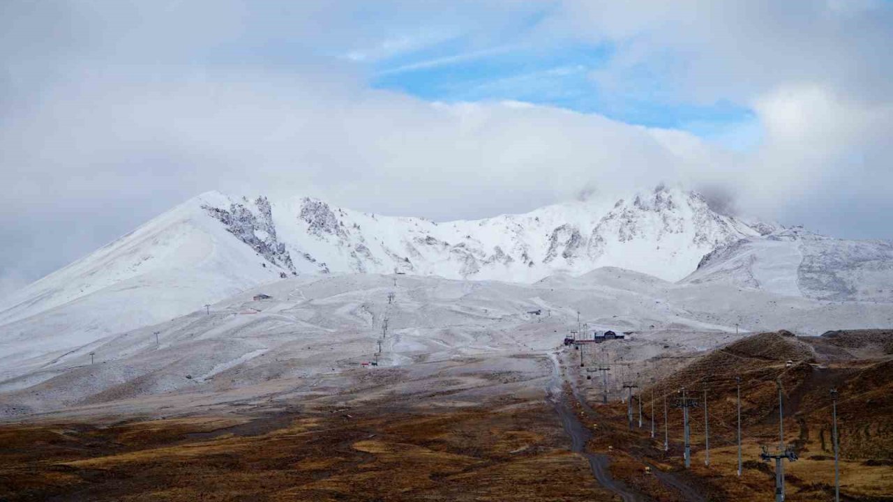 Erciyes’te iki mevsim, sarı ve beyaz bir arada