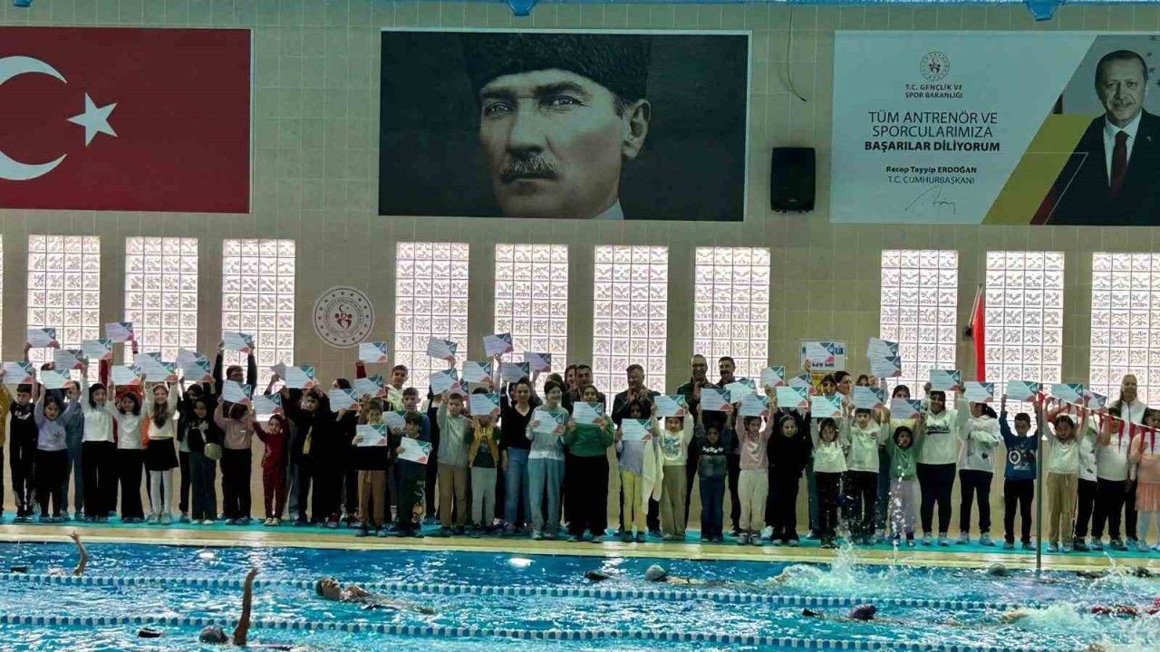 Yüzme eğitimini  tamamlayan minikler sertifikalarına kavuştu