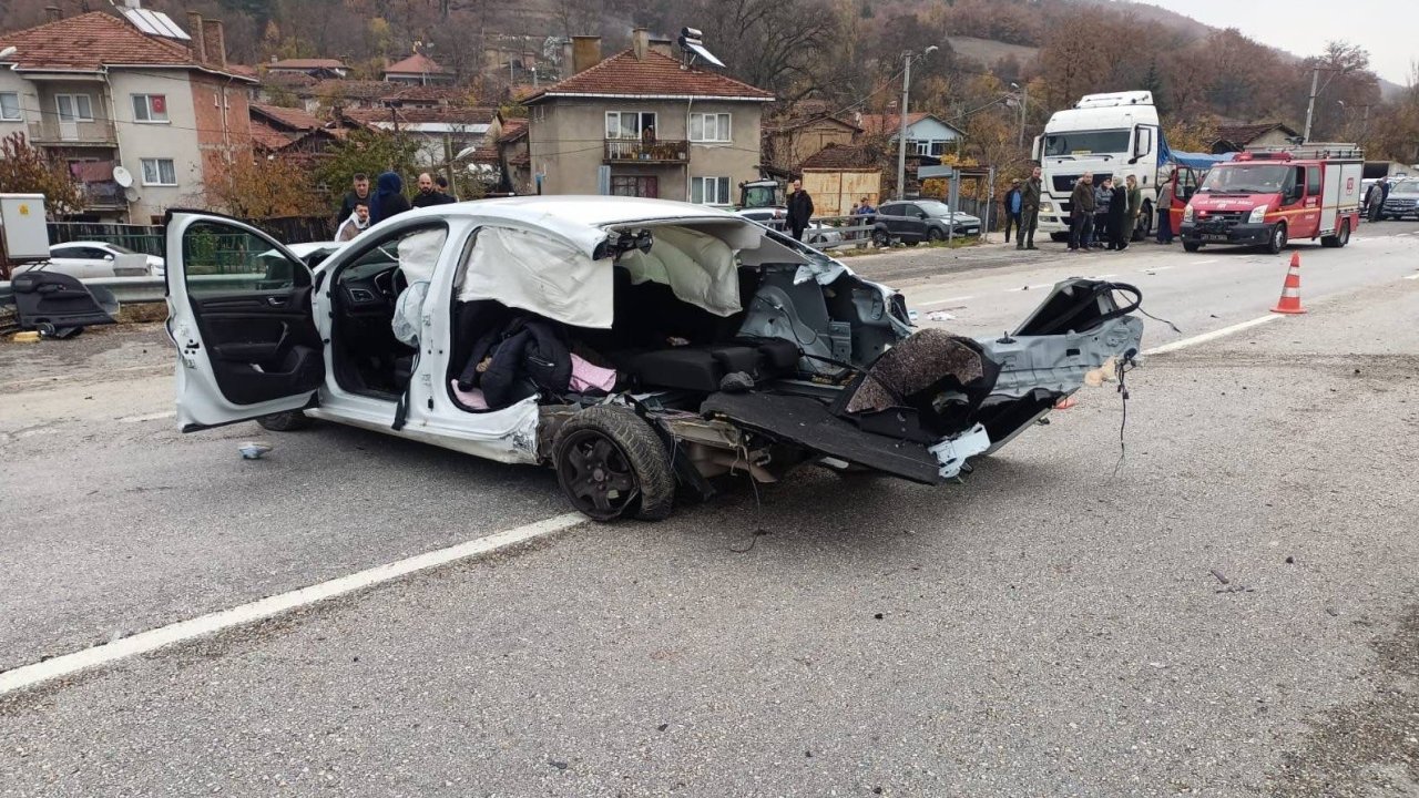 Bilecik’te araçlar çarpıştı, anne ve kızı hayatını kaybetti