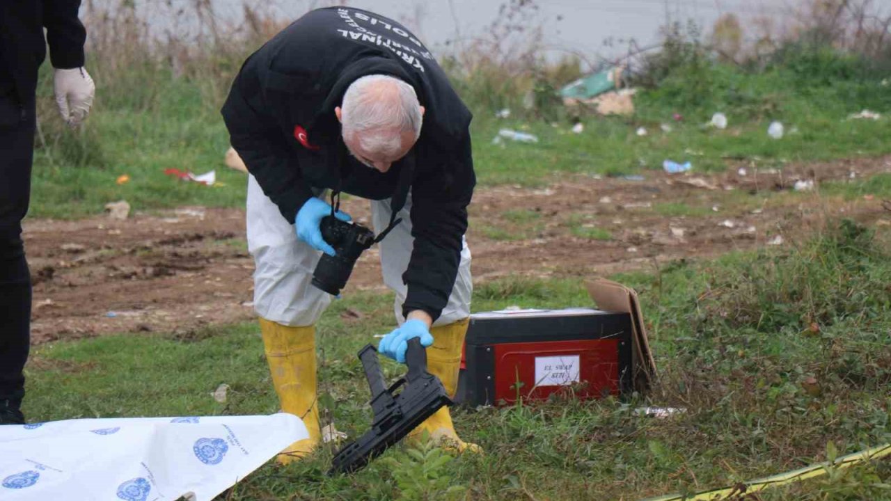 Sakarya’da boş arazide başından vurulmuş erkek cesedi bulundu