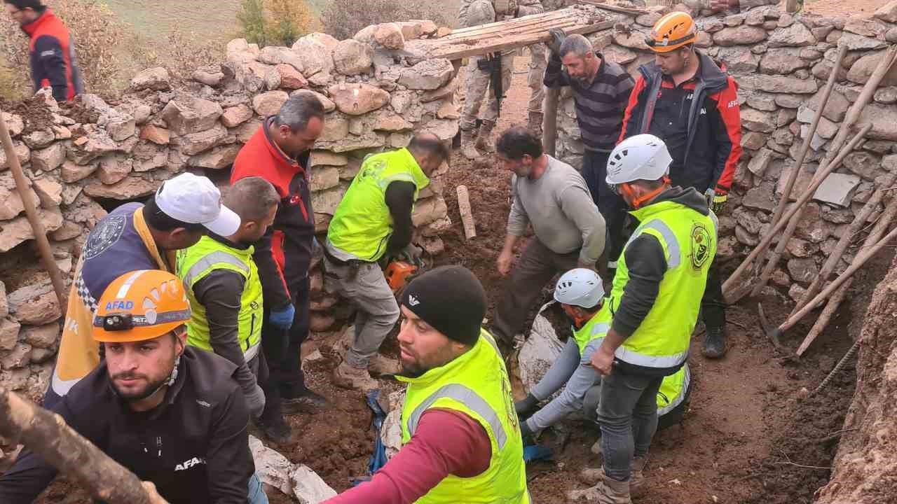 Siirt’te ahırın tavanı çöktü, 3 küçükbaş telef oldu