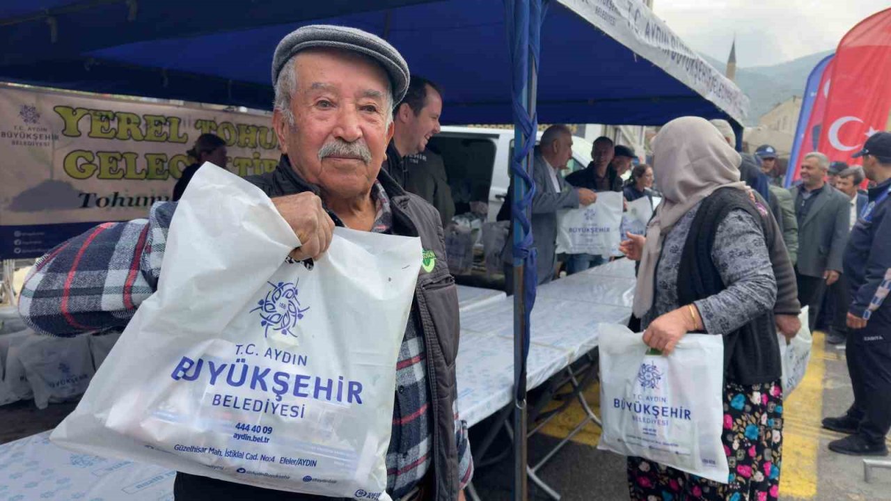 Koçarlı’da vatandaşlar Büyükşehir’in fideleri ile buluştu