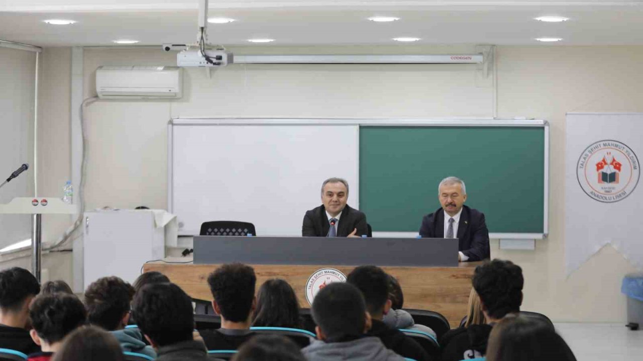 Rektör Prof. Dr. Altun, Talas Şehit Mahmut Yıldırım Anadolu Lisesi öğrencileri ile bir araya geldi