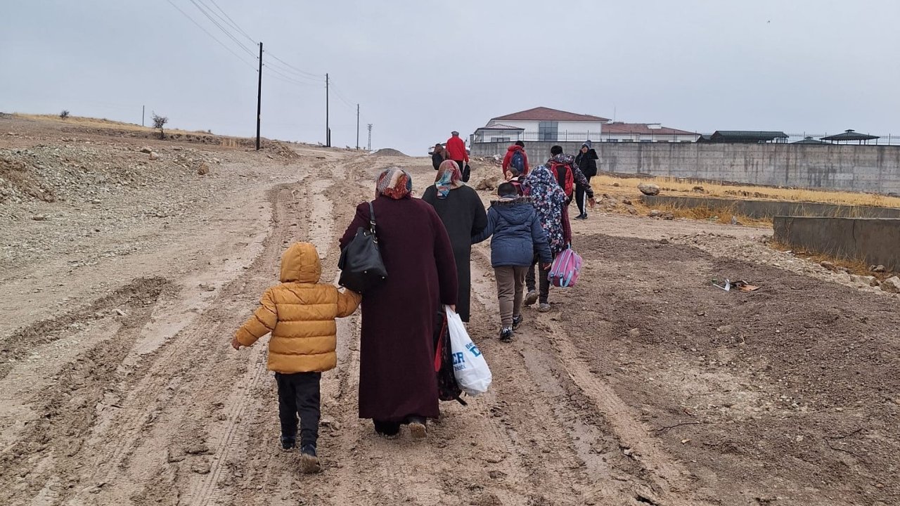 Okul yolu çamurdan geçilmiyor