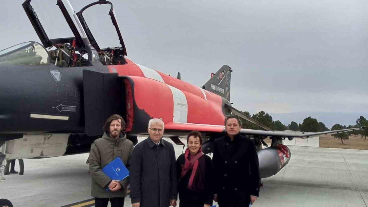 ESOGÜ Sanat ve Tasarım Fakültesi’nden F-4E Phantom II Uçağına Boyama Tasarımı