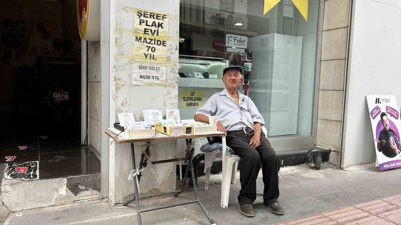 90 yaşındaki adam, 70 yıldır plak ve CD satarak mesai yapıyor