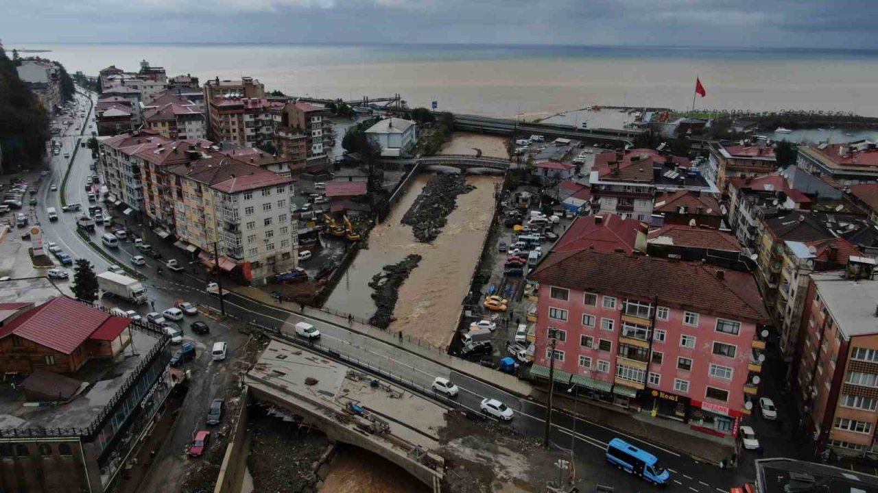 Rize’de yoğun yağışın ardından derelerin getirdiği çamur denizin rengini değiştirdi