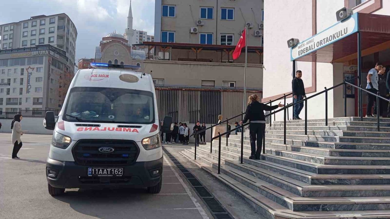 Merdivenlerden düşerek yaralanan öğretmen hastaneye kaldırıldı