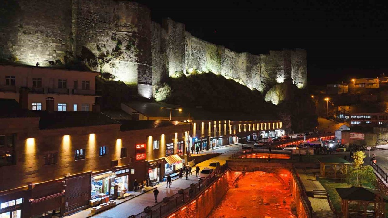 Işıklandırılan Bitlis’te gece güzelliği