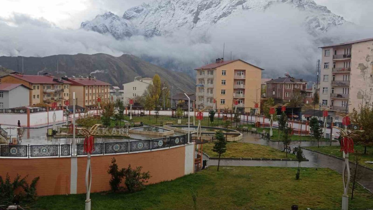 Hakkari’nin etrafını saran dağlar beyaza büründü