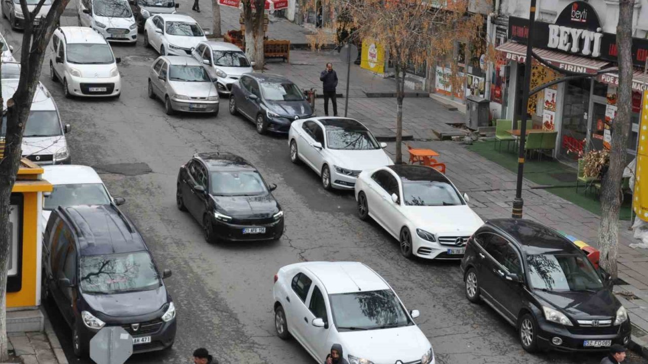 Kars’ta trafiğe kayıtlı araç sayısı 50 bine ulaştı: Park sorunu büyüyor