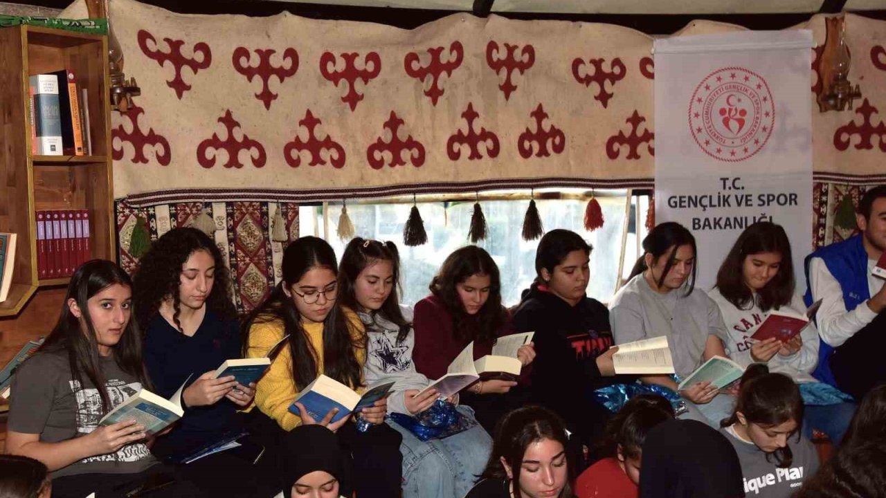 Osmaniye’de gençler ve protokol üyeleri kitap okuma etkinliğinde buluştu