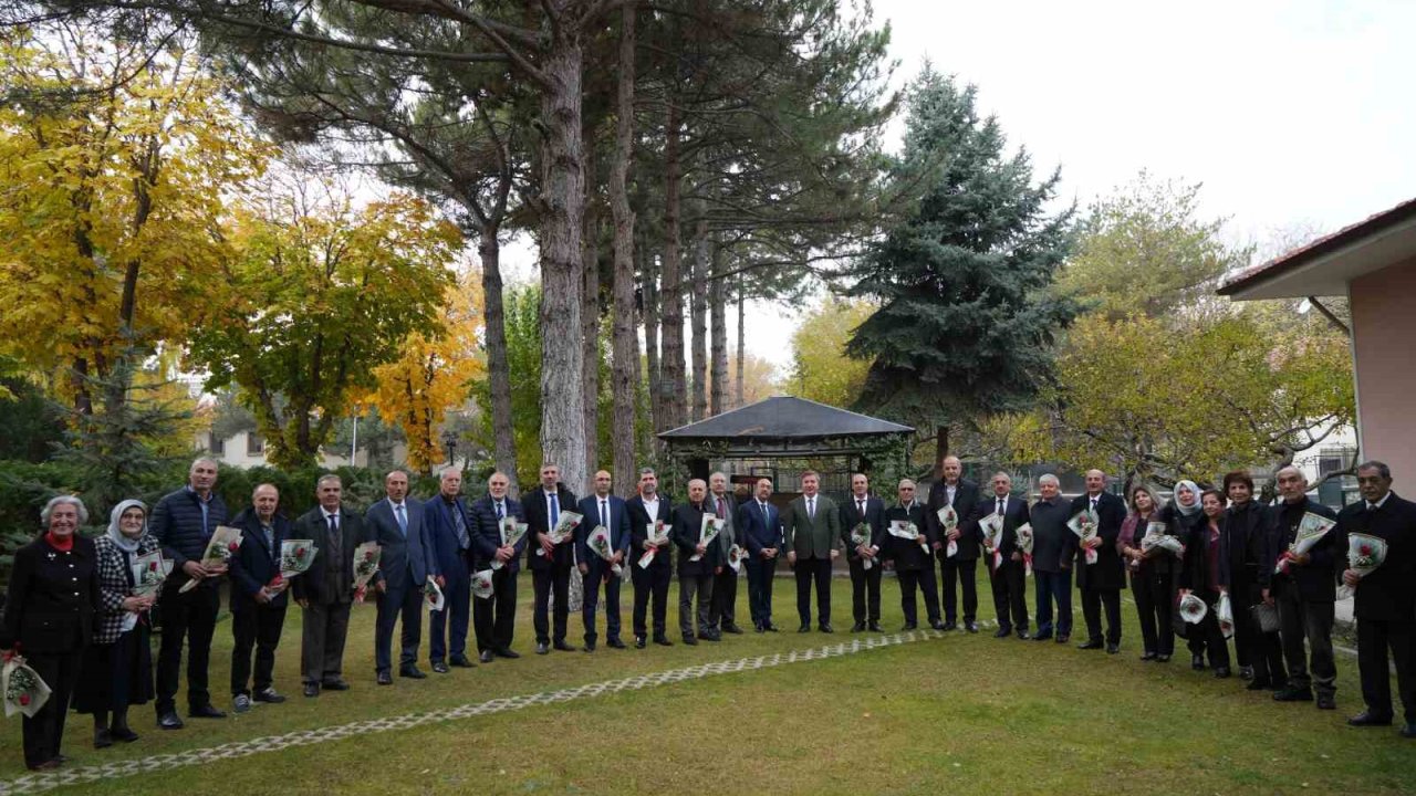 40 yıldır öğrencilere ışık tutan bilge çınarlar ‘Öğretmenler Günü’ öncesinde vali konağında ağırlandılar