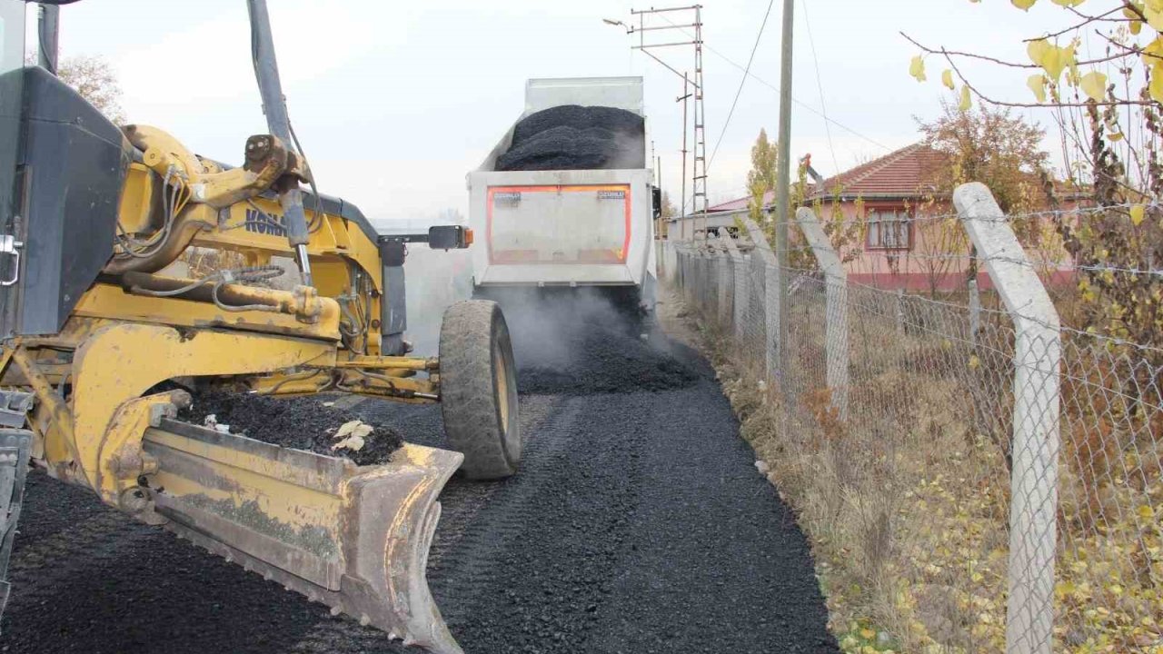 Iğdır’da köy yollarında asfalt çalışmaları sürüyor