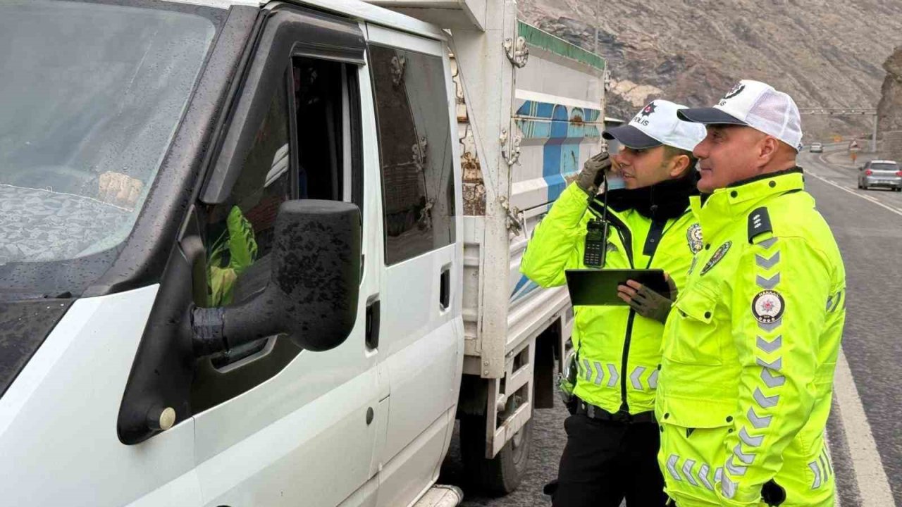 Hakkari’de radarla hız kontrol uygulaması yapıldı