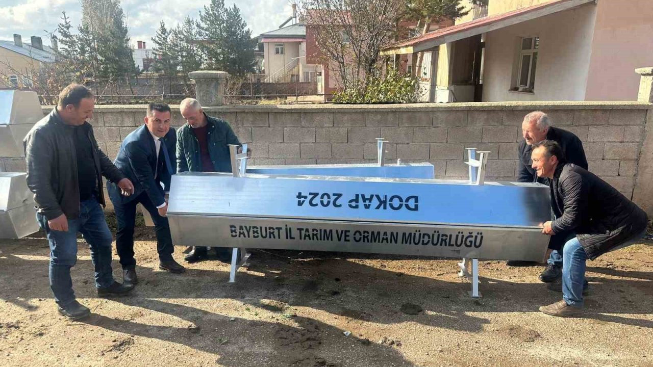 Bayburt’un Aydıntepe ilçesinde çiftçilere sıvat dağıtıldı