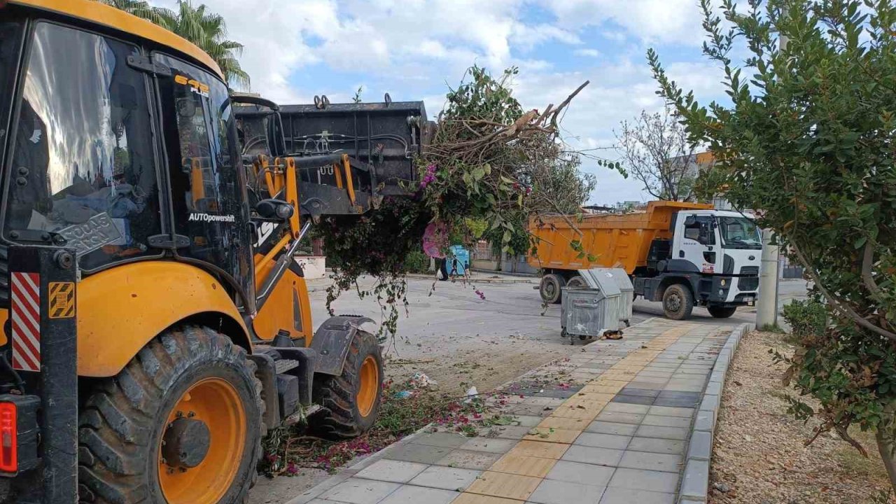 Yenişehir Belediyesi budama ve moloz atıklarını periyodik olarak topluyor