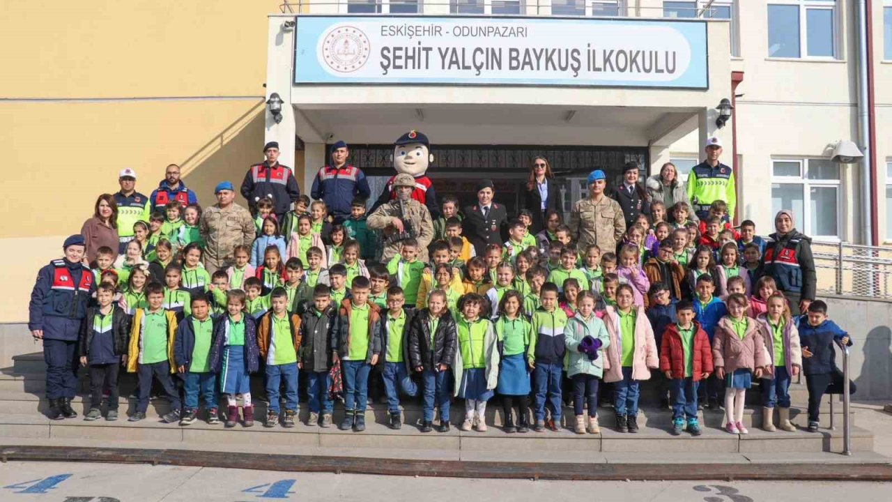 Dünya Çocuk Hakları Günü nedeniyle jandarma ekiplerinden ilkokul ziyareti