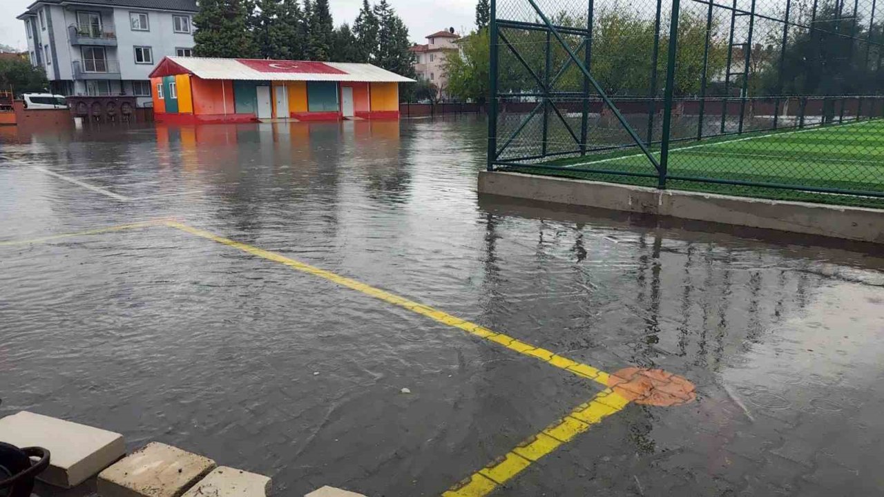 Ortaca’da şiddetli yağış su baskınlarına neden oldu