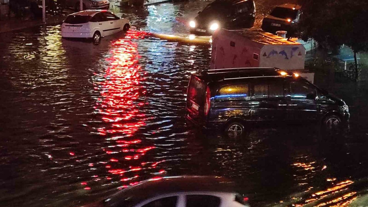 Fethiye’de sağanak yağış yolları göle çevirdi