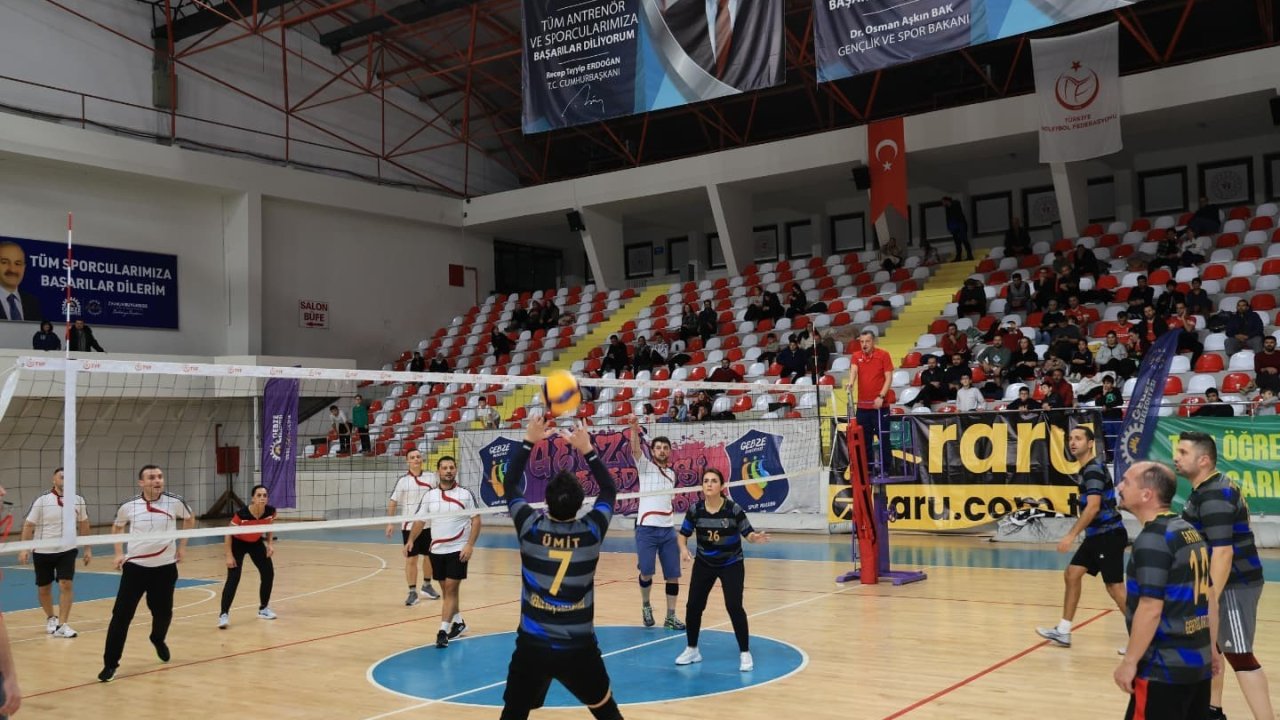 Gebze’de öğretmenler voleybol turnuvasında buluştu