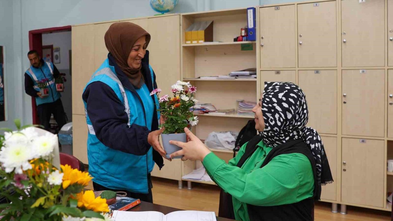 Gaziantep’te öğretmenler günü çiçeklerle kutlandı