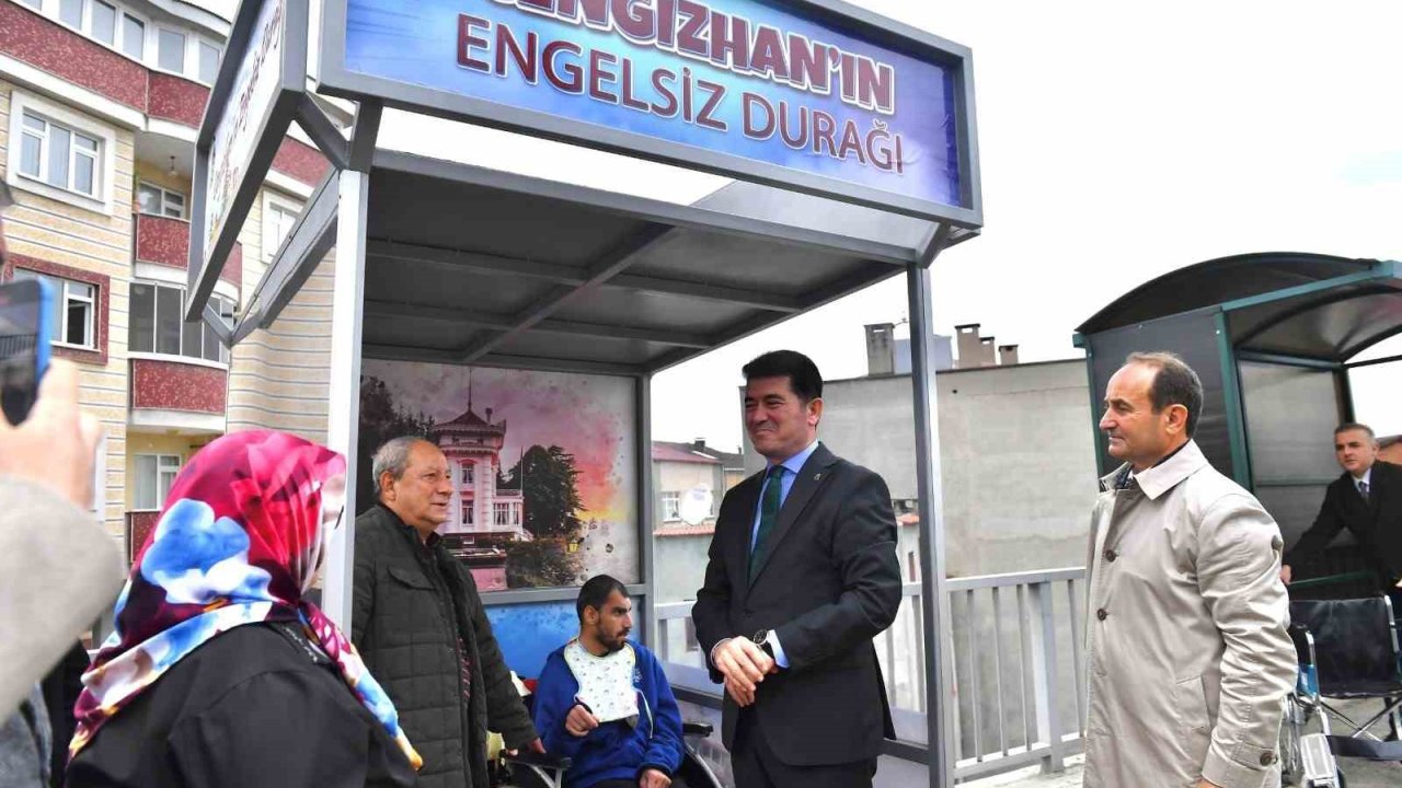 Yol kenarında araçları izlemeyi seven engelli Cengizhan için ‘Cengizhan’ın Engelsiz Durağı’ isimli durak yapıldı