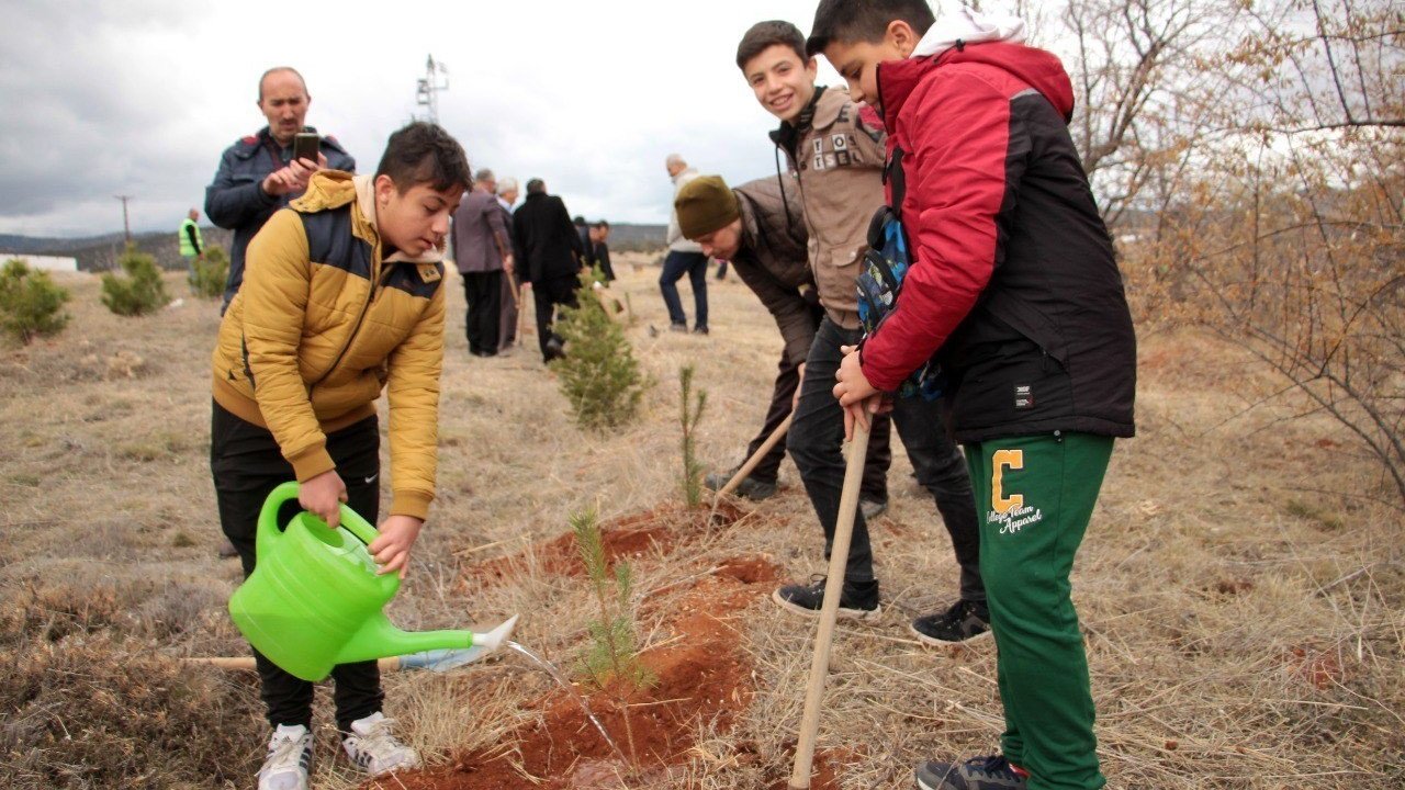 Beyşehir’de öğretmenler için fidanlar toprakla buluşturuldu