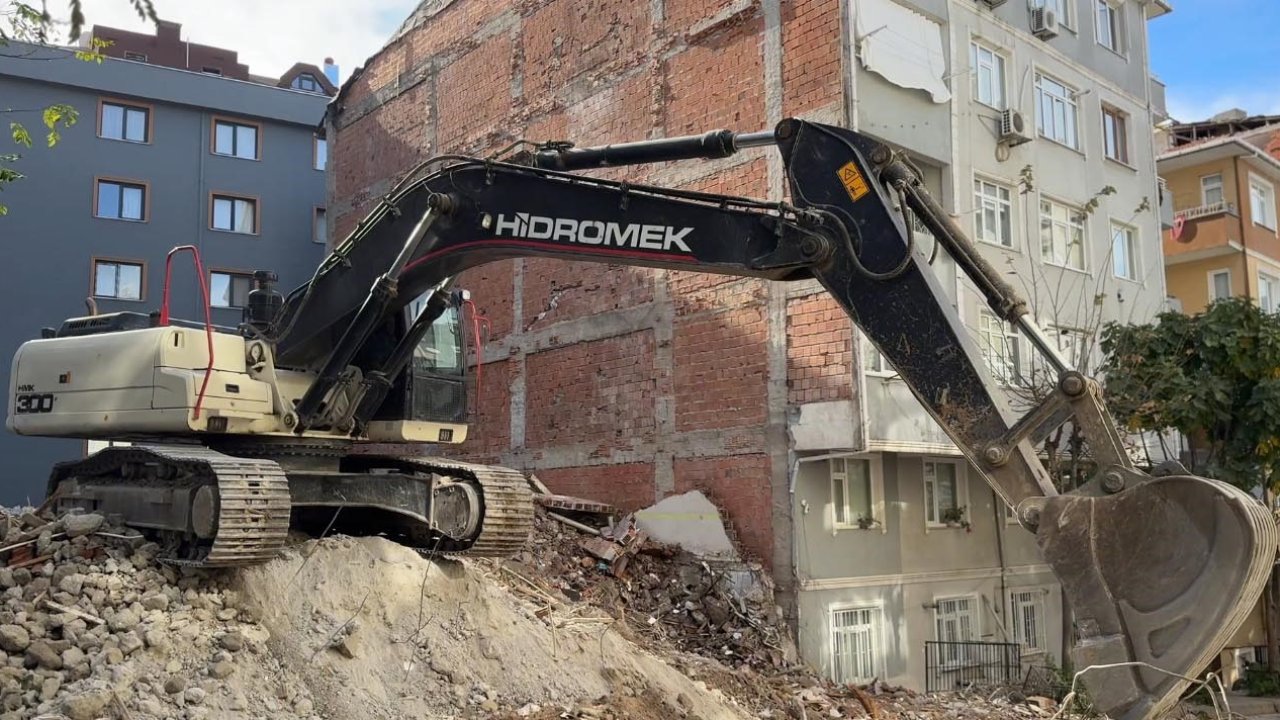 Bahçelievler’deki kentsel dönüşüm için yıkılan bina, yan binanın duvarına zarar verdi