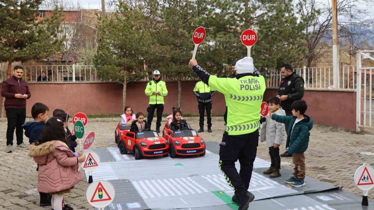 Oltu’da öğrenciler, yapay pistte trafik kurallarını öğrendi